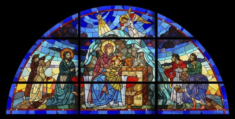 Kościół Mariacki w Krakowie – bogactwo witrażowych detali