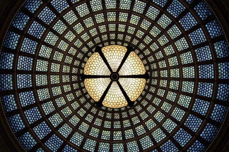 Symbolika żagli i statków na witrażach