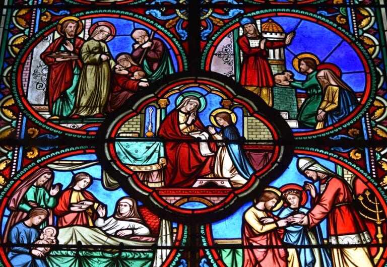 Motywy morza na witrażach – znaczenie w religijnej ikonografii