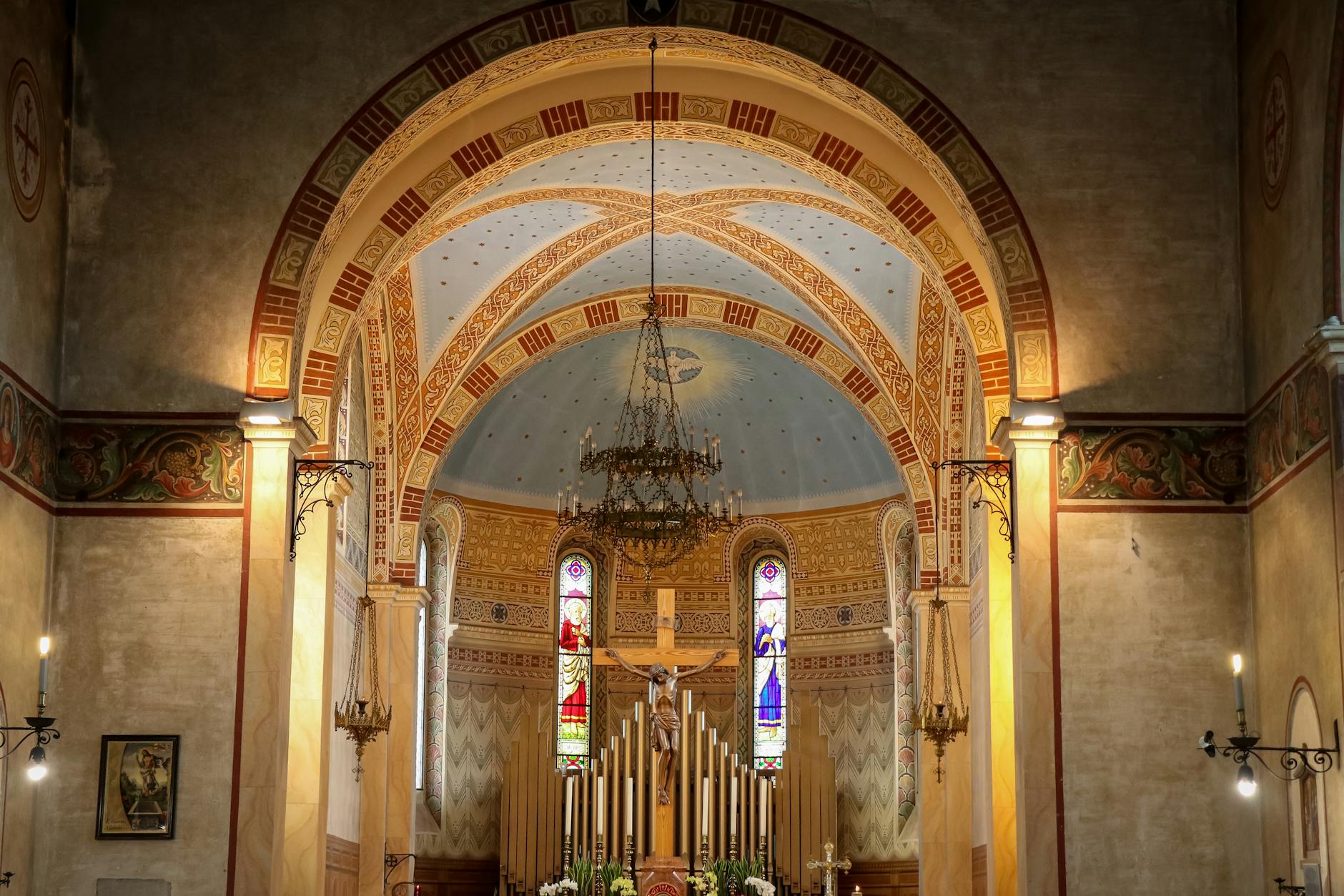 Bogato zdobione wnętrze tradycyjnego kościoła z ołtarzem i freskami