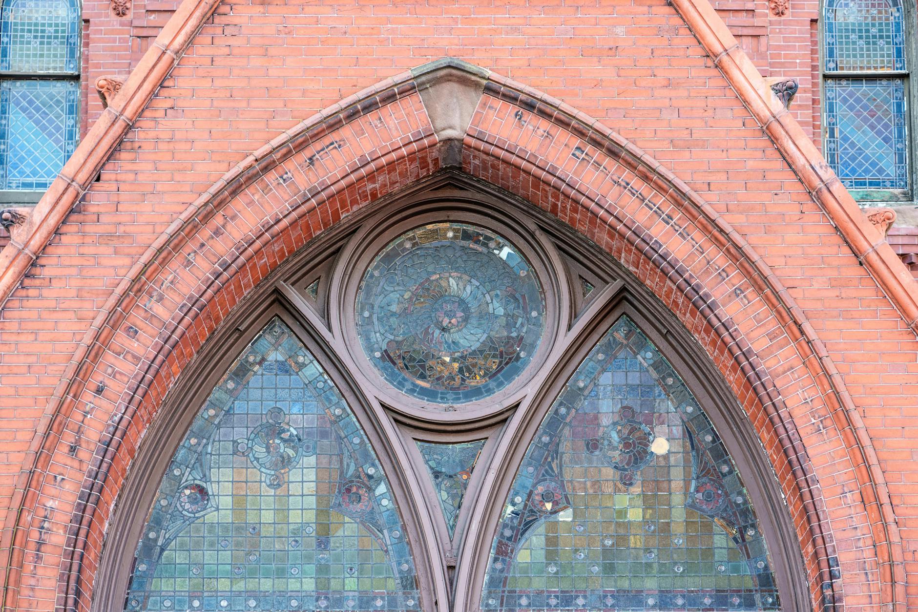 Konserwator zabezpiecza zabytkowy witraż przed transportem