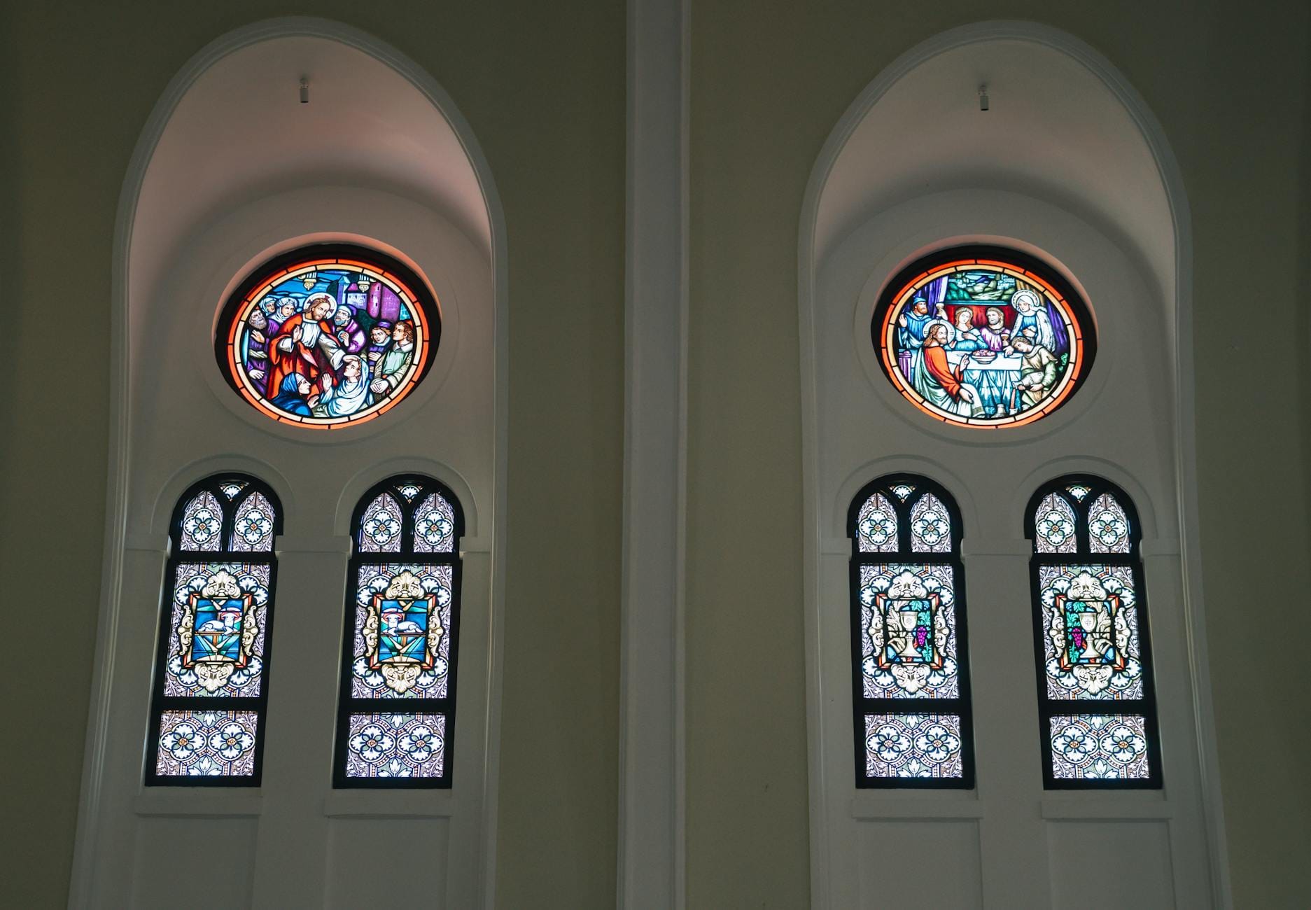 Wnętrze kościoła z bogato zdobionymi witrażami o tematyce religijnej