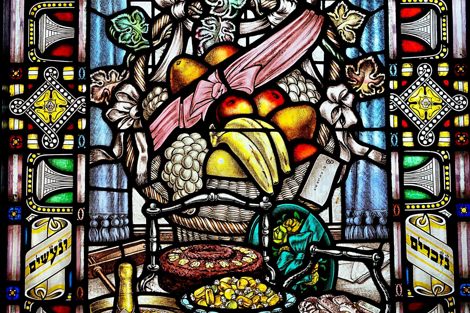 Kolorowy witraż z motywem owoców w katedrze w Ely