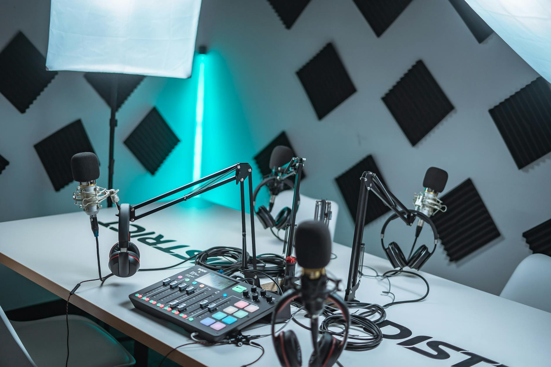 Nowoczesne studio podcastowe z mikrofonami i mikserem audio