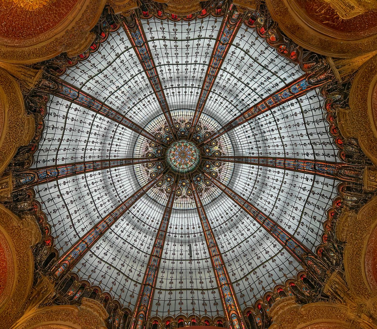 Secesyjna kopuła witrażowa o bogatych wzorach w paryskiej galerii