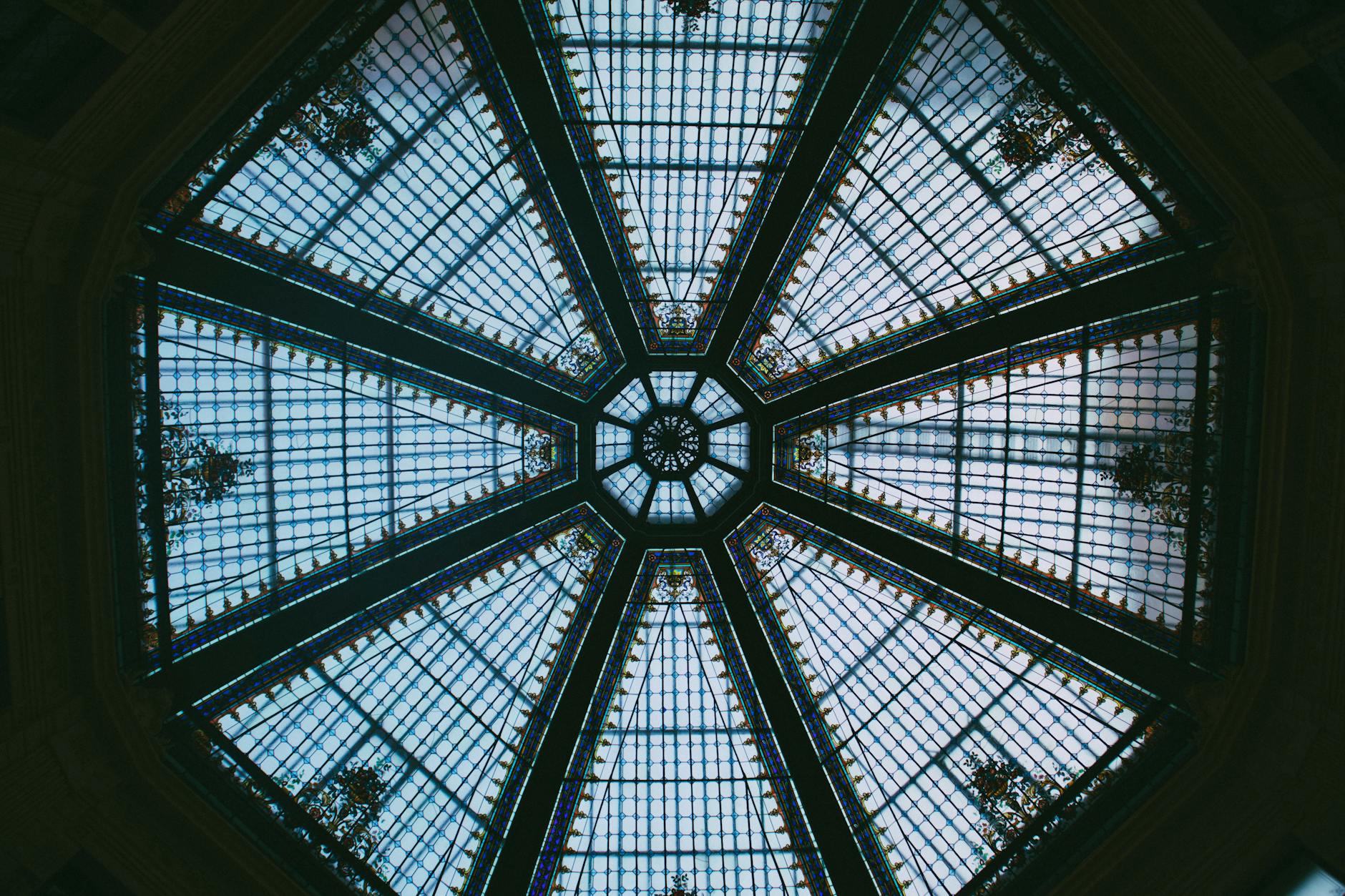 Secesyjna szklana kopuła w Zagrzebiu sfotografowana od dołu