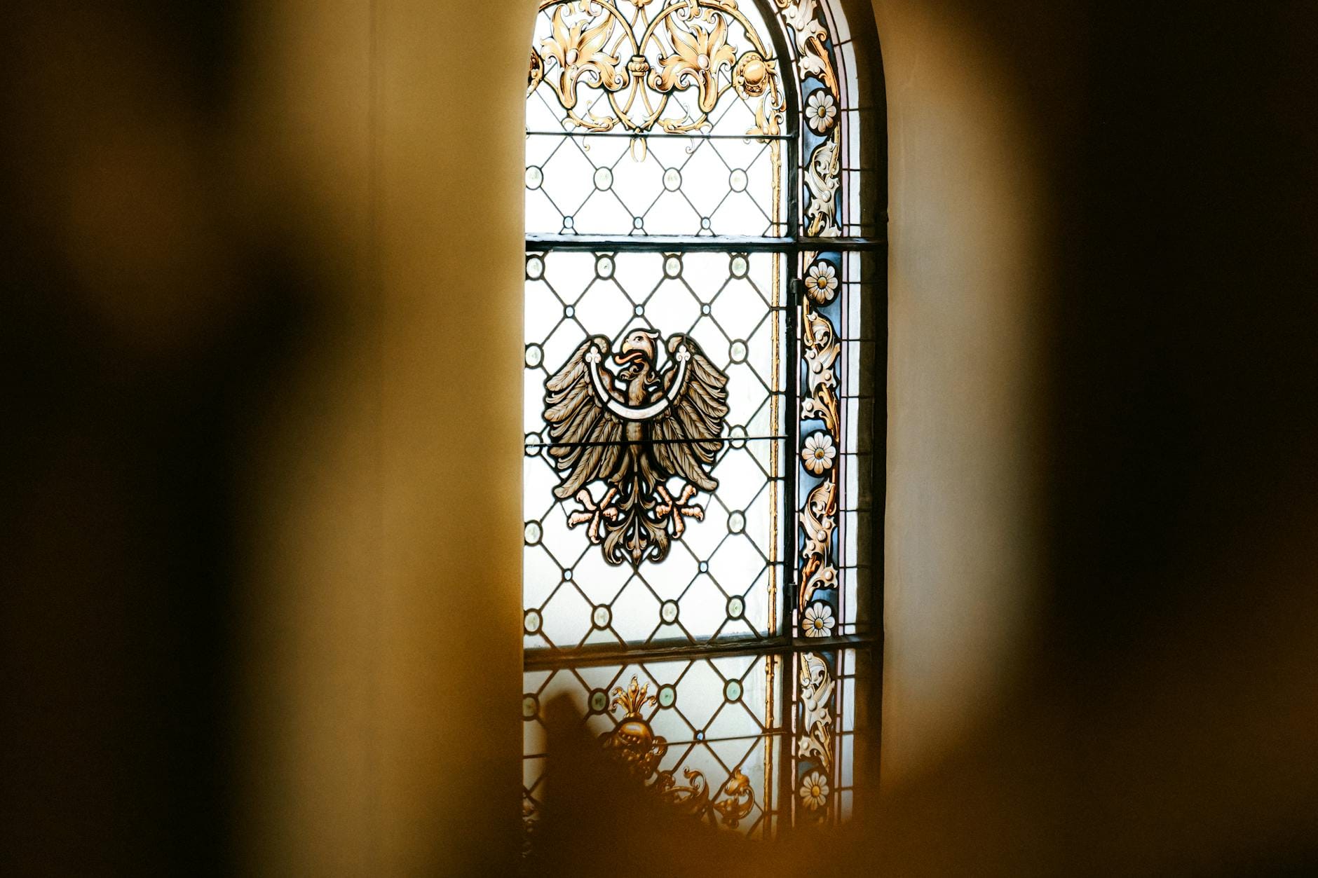 Barokowy witraż z ornamentalnym wzorem w kościele w Zittau