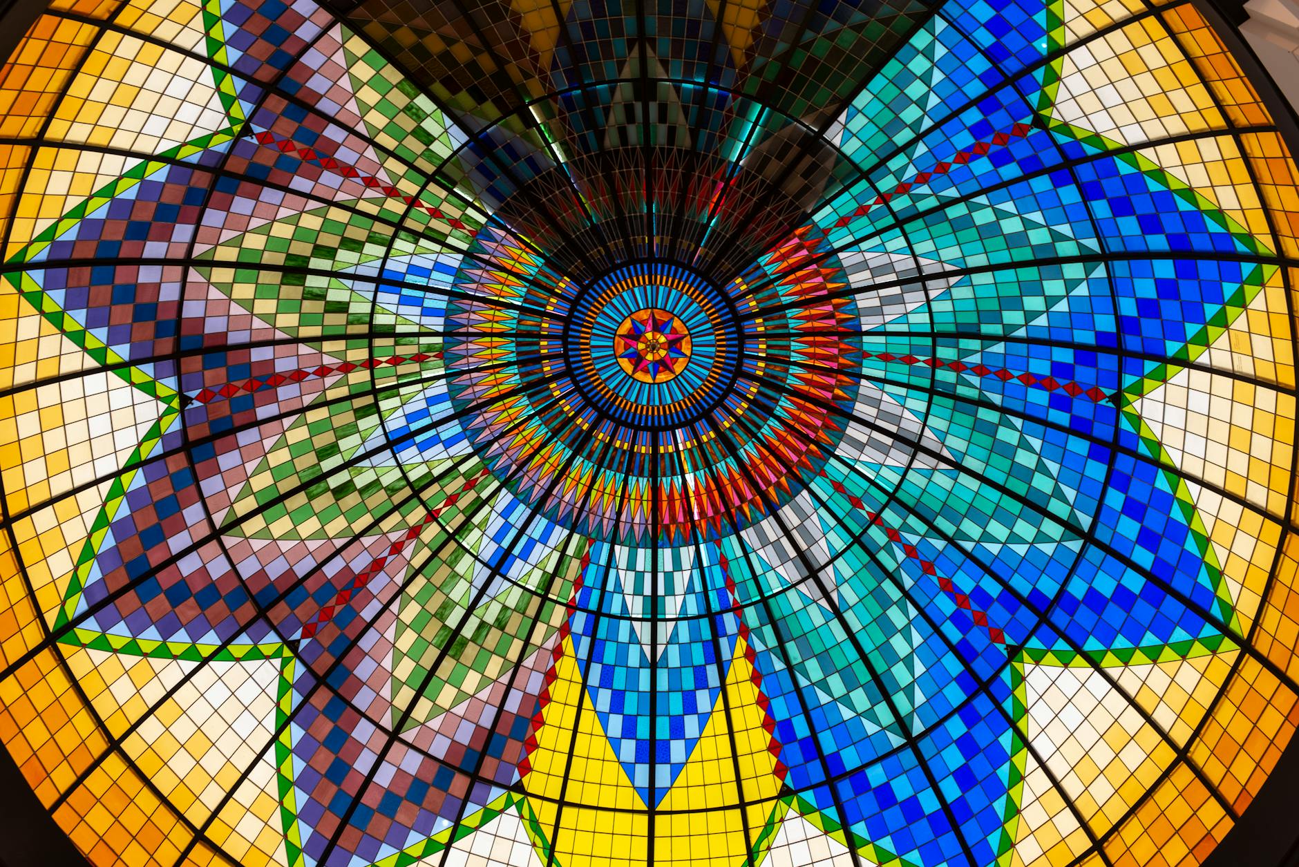 Okrągłe sklepienie witrażowe z barwnymi geometrycznymi ornamentami