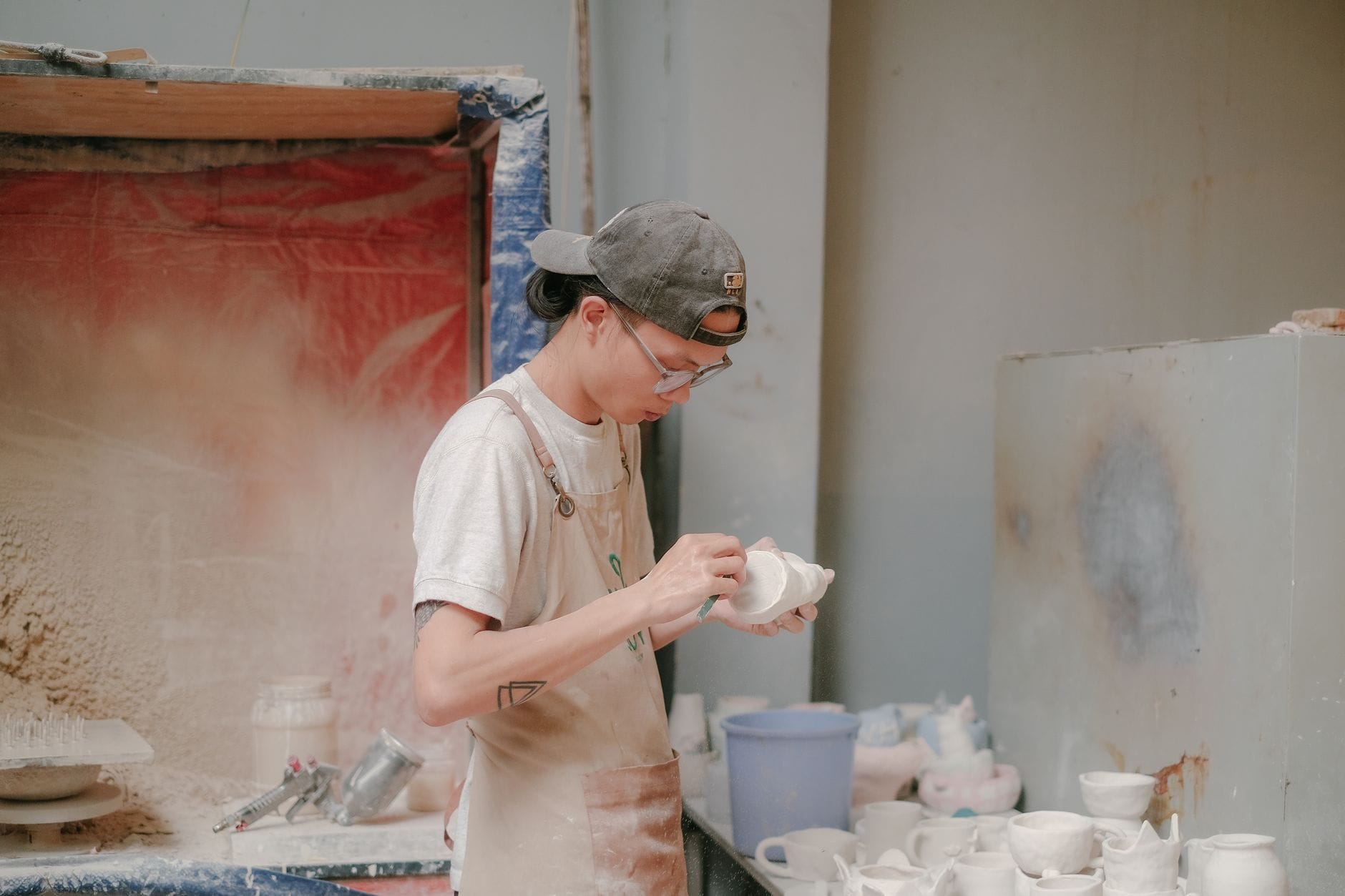 Młody rzemieślnik pracuje nad ceramiką w pracowni garncarskiej